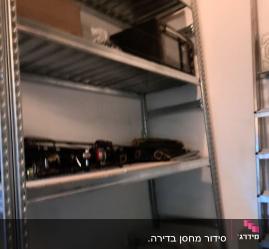 מדפים עם חפצים מאורגנים במחסן או חדר אחסון